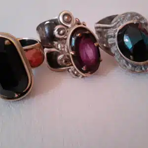anillos con piedras preciosas